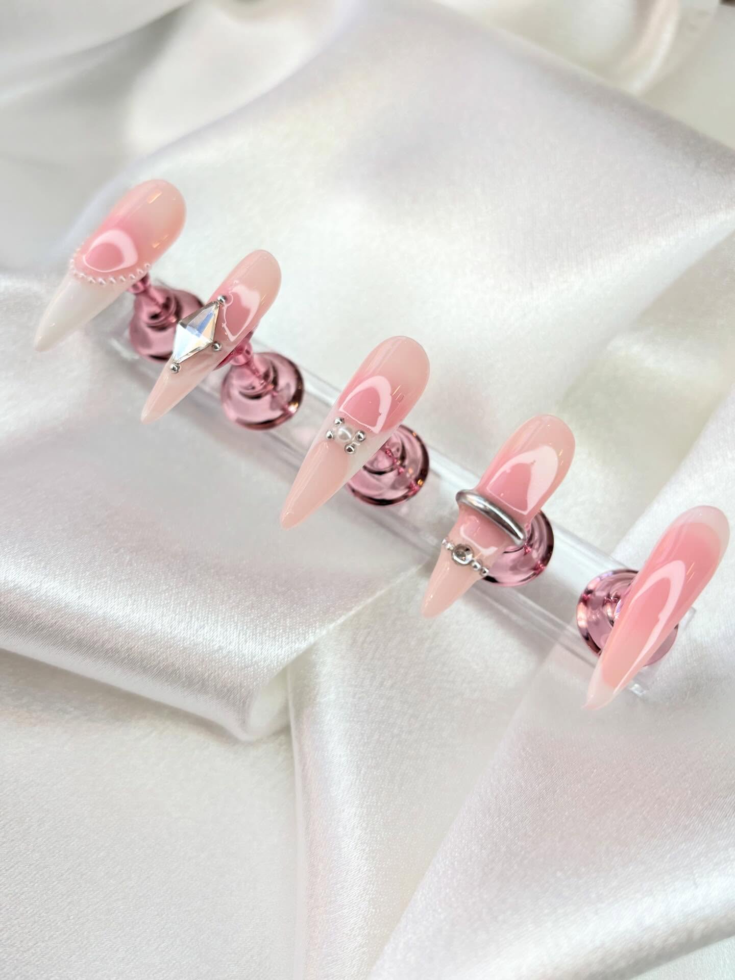 Pas de bague au doigt? Pas grave on en met sur vos ongles!