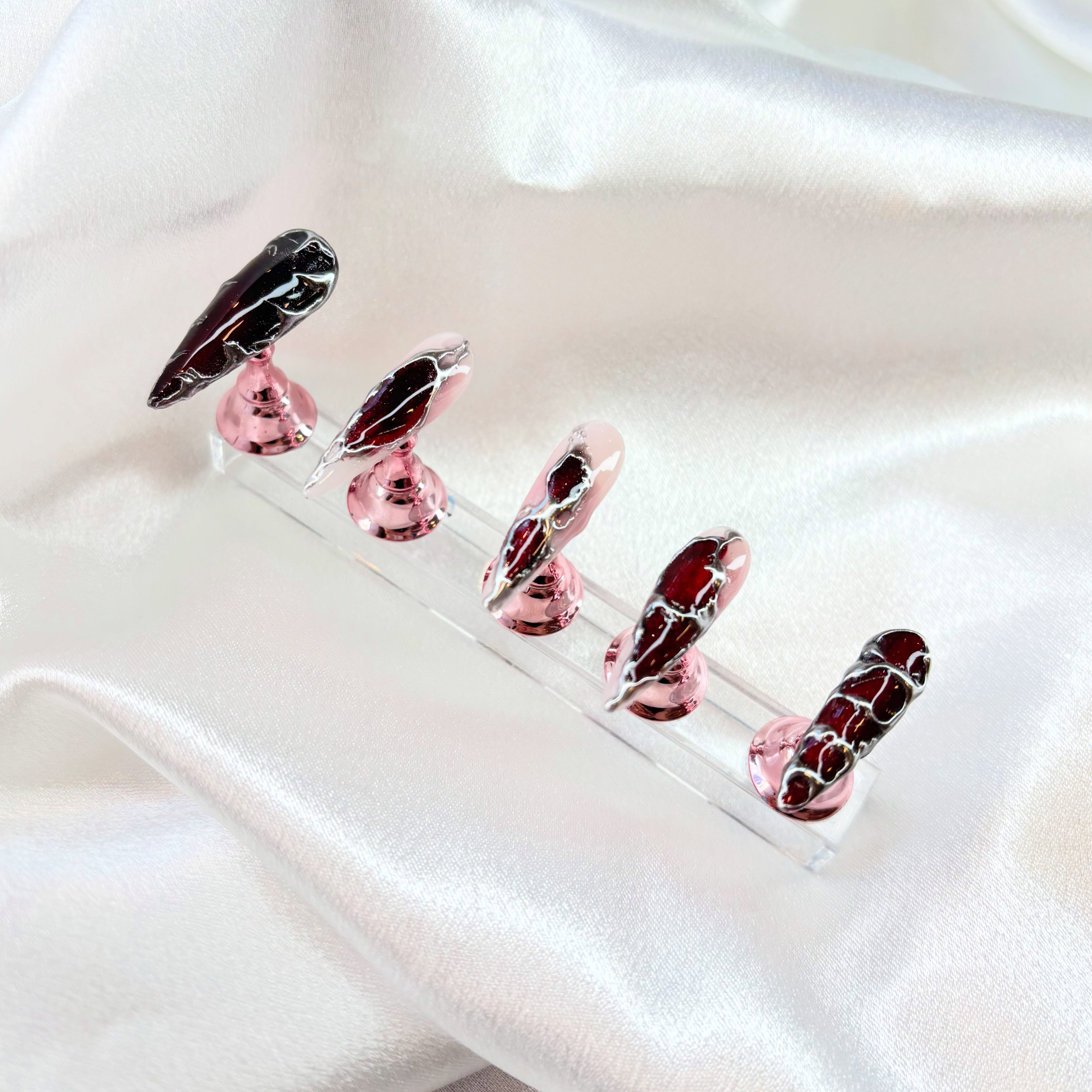 Et si on optait pour un vampire red?🧛‍♂️ #nailsred #nails💅 #nailspolish #nailsinstagram #nailsfashion