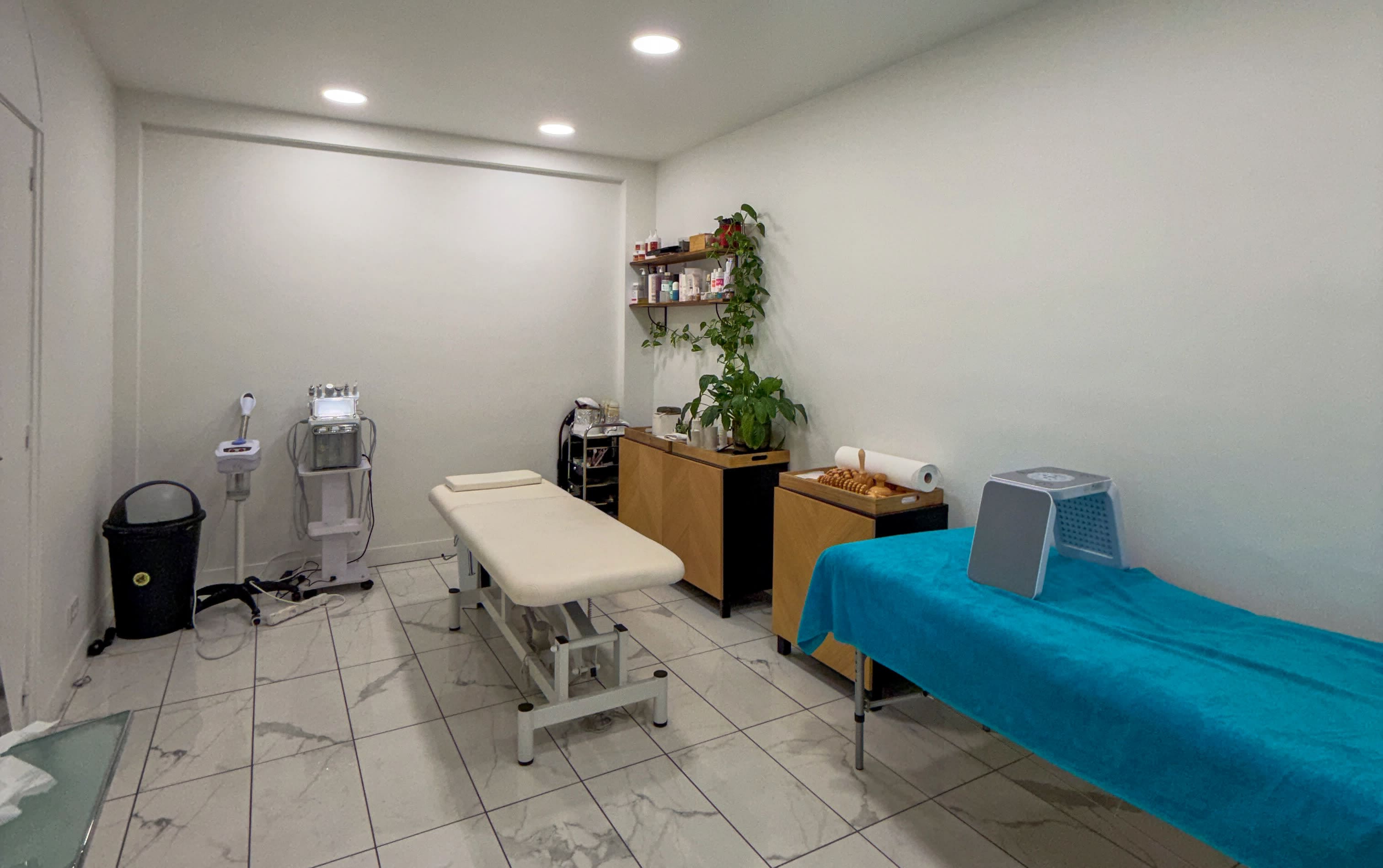 Espace massage et bien-être du salon Alexandre K - Coiffure, Onglerie, Esthétique
