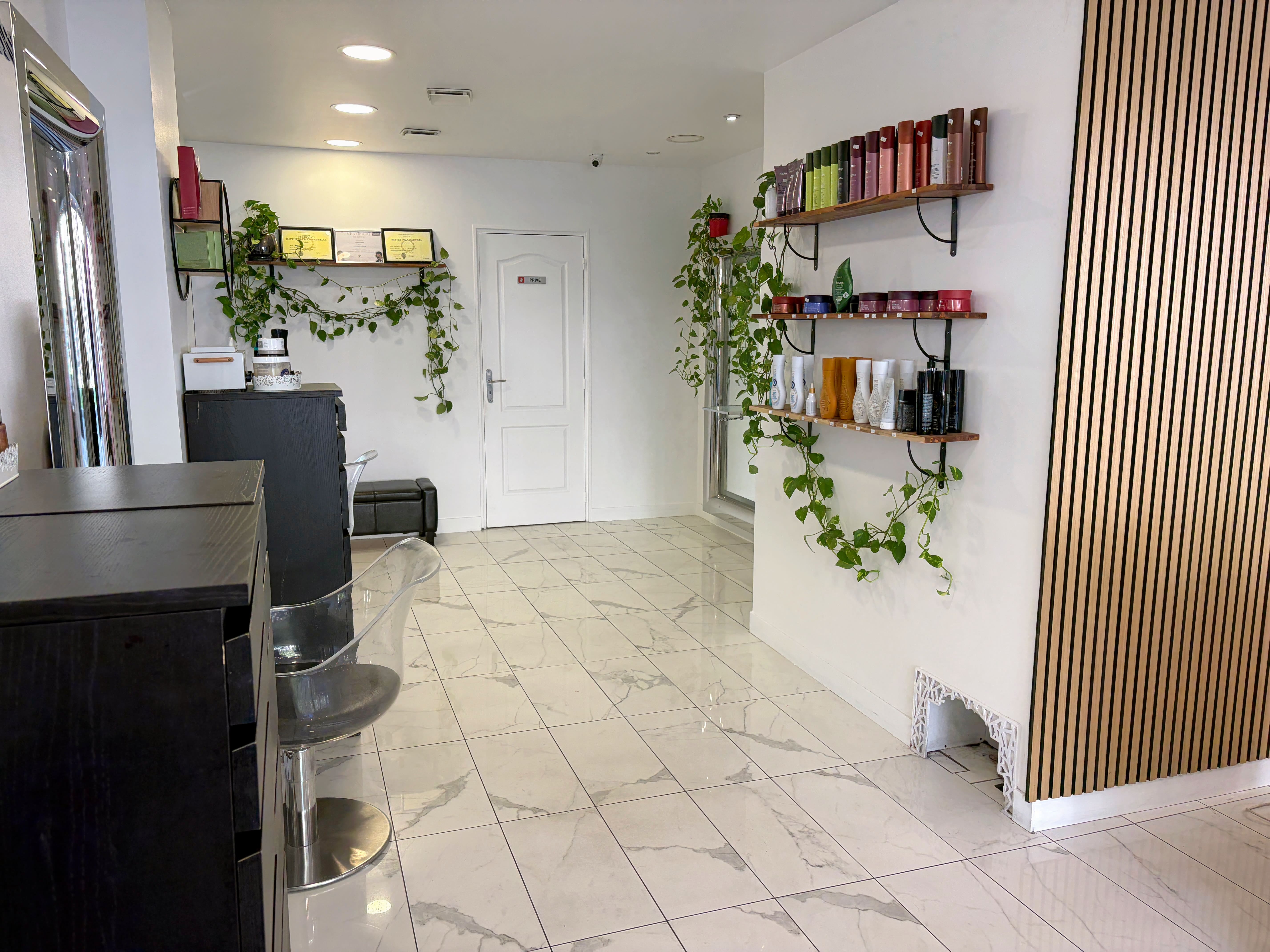 Une large sélection de produits de l'espace coiffure du salon Alexandre K - Coiffure, Onglerie, Esthétique