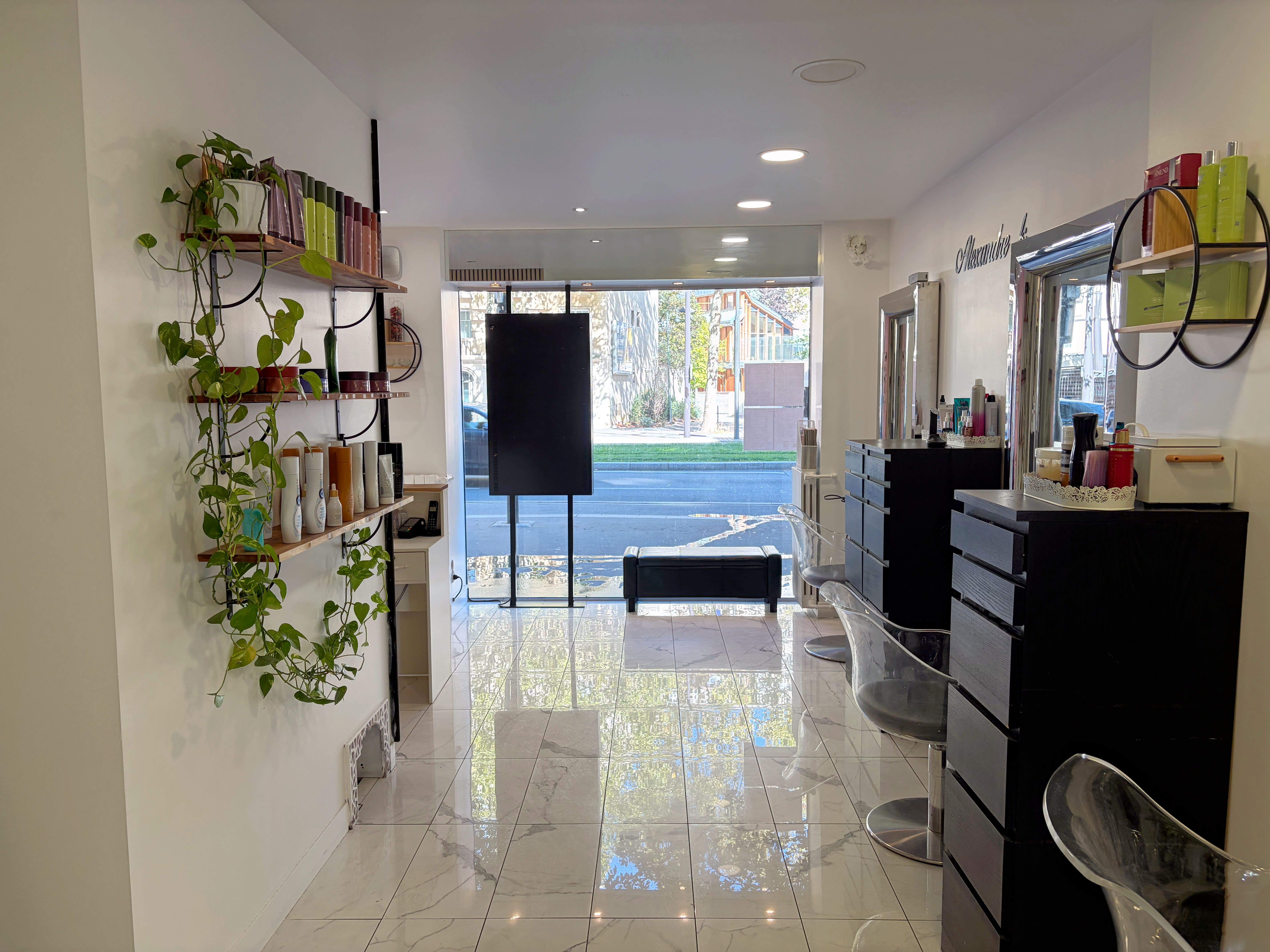 Espace lumineux et accueillant du salon Alexandre K - Coiffure, Onglerie, Esthétique